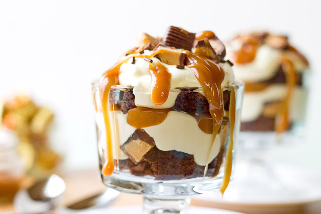 Peanut Butter Cup Trifle | bakeatmidnite.com | #dessert #peanutbuttercups #trifle