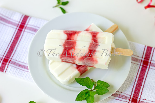 Strawberries & Cream Popsicles #popsicles #frozendesserts #greekyogurt #strawberries