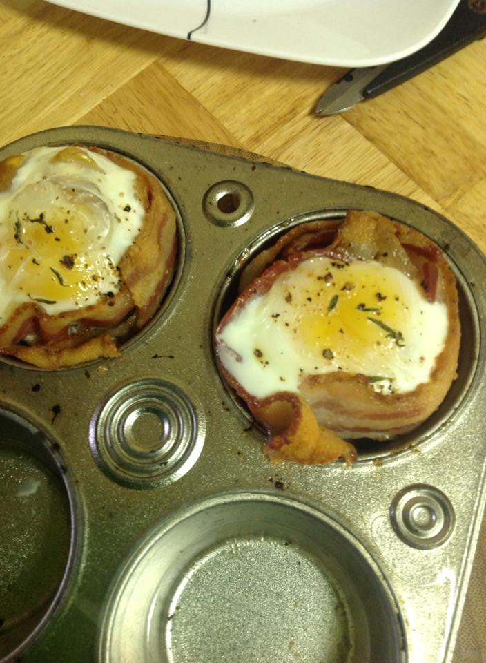 Bacon and Egg Muffins aka Breakfast in a Cup | bakeatmidnite.com | #breakfast #muffins #bacon