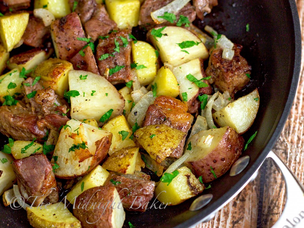 One-Skillet Roasted Steak & Potatoes | bakeatmidnite.com | #beef #roastpotatoes #onedishmeals