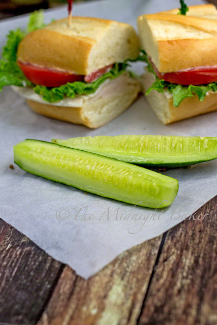 Encurtidos medio amargos | bakeatmidnite.com | #pickles #cucumbers #recipe