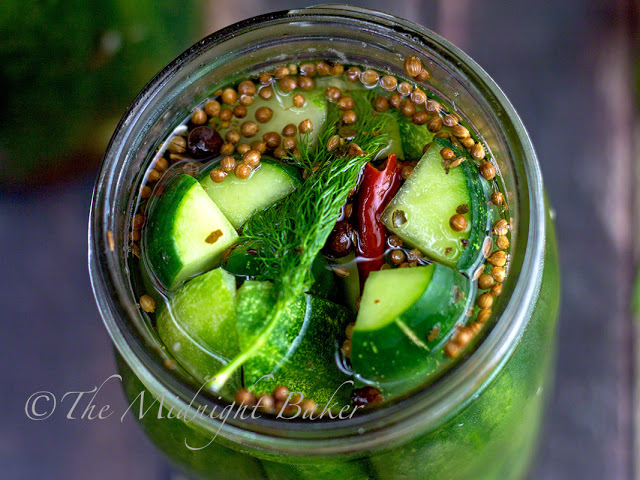 Pepinillos medio agrios | bakeatmidnite.com | #pickles #cucumbers #recipe