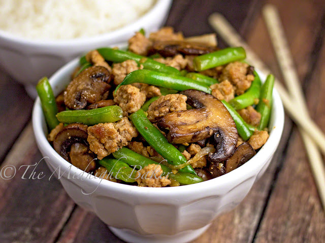 Pork with Caramelized Mushrooms & Green Beans | bakeatmidnite.com | #pork #greenbeans #healthy #recipe