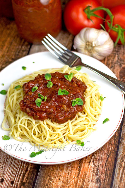 Slow Cooker Rustic Meat Spaghetti Sauce | bakeatmidnite.com | #slowcooker #crockpot #spaghetti #sauce