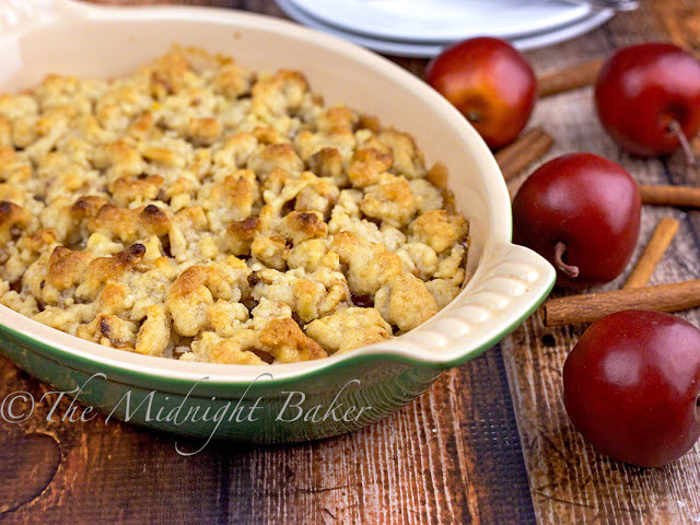 20-Minute Apple Crumble | bakeatmidnite.com | #desserts #apple #recipe