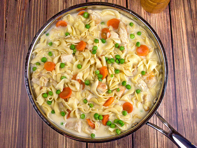 Creamy Chicken with Noodles | bakeatmidnite.com | #chicken #noodles #30minutemeals