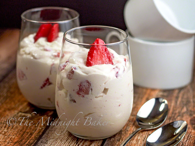 White Chocolate Strawberry Cheesecake Parfait | bakeatmidnite.com | #dessert #cheesecake #whitechocolate