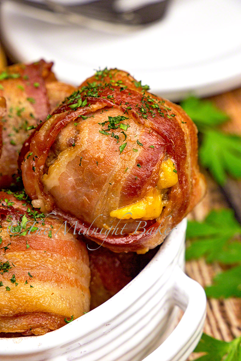 Hvor meget bedre kan kødboller blive! Indpakket i bacon og fyldt med skarp cheddarost!