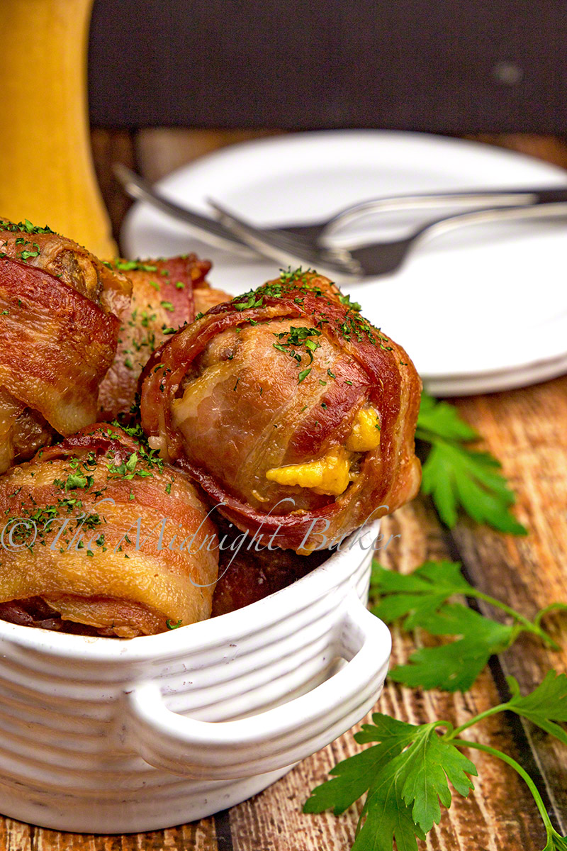 Hvor meget bedre kan frikadeller blive! Indpakket i bacon og fyldt med skarp cheddarost!
