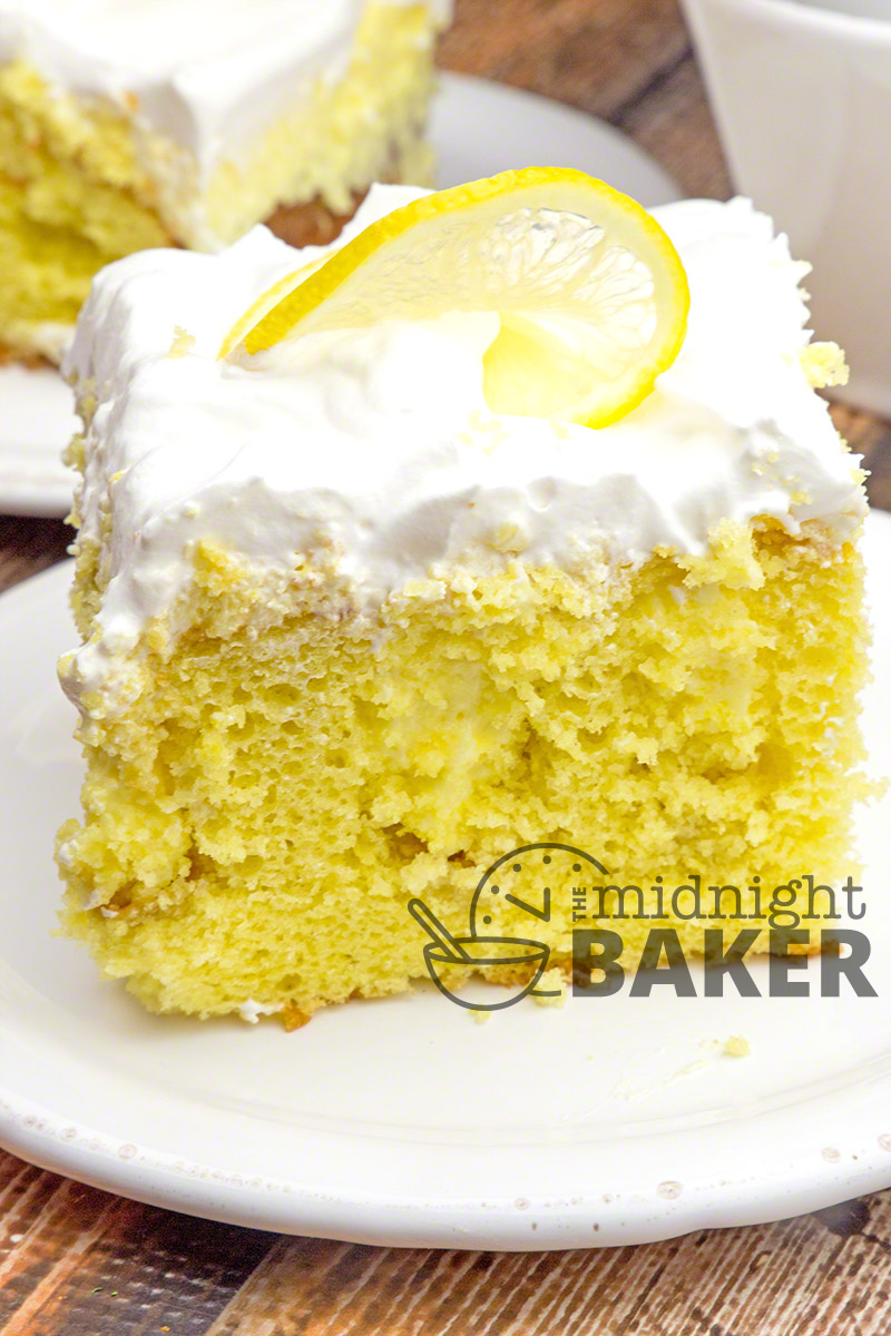 레몬 케이크에는 밝고 신랄한 레모네이드 크림 푸딩이 들어 있습니다. 맛있는 디저트!