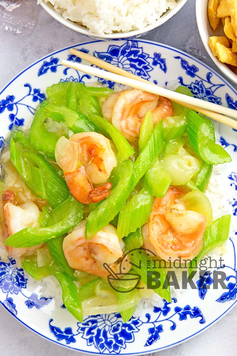 Otrzymaj jedzenie na wynos i zrób to szybkie gotowanie chow mein z krewetkami w domu.